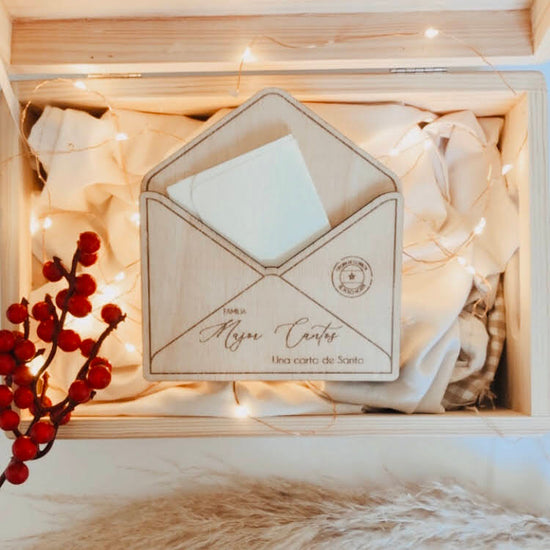 Sobre de madera para la carta de Papa Noel o los Reyes.